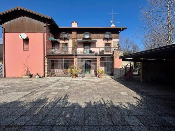 casa indipendente in vendita a Desenzano del Garda in zona Rivoltella
