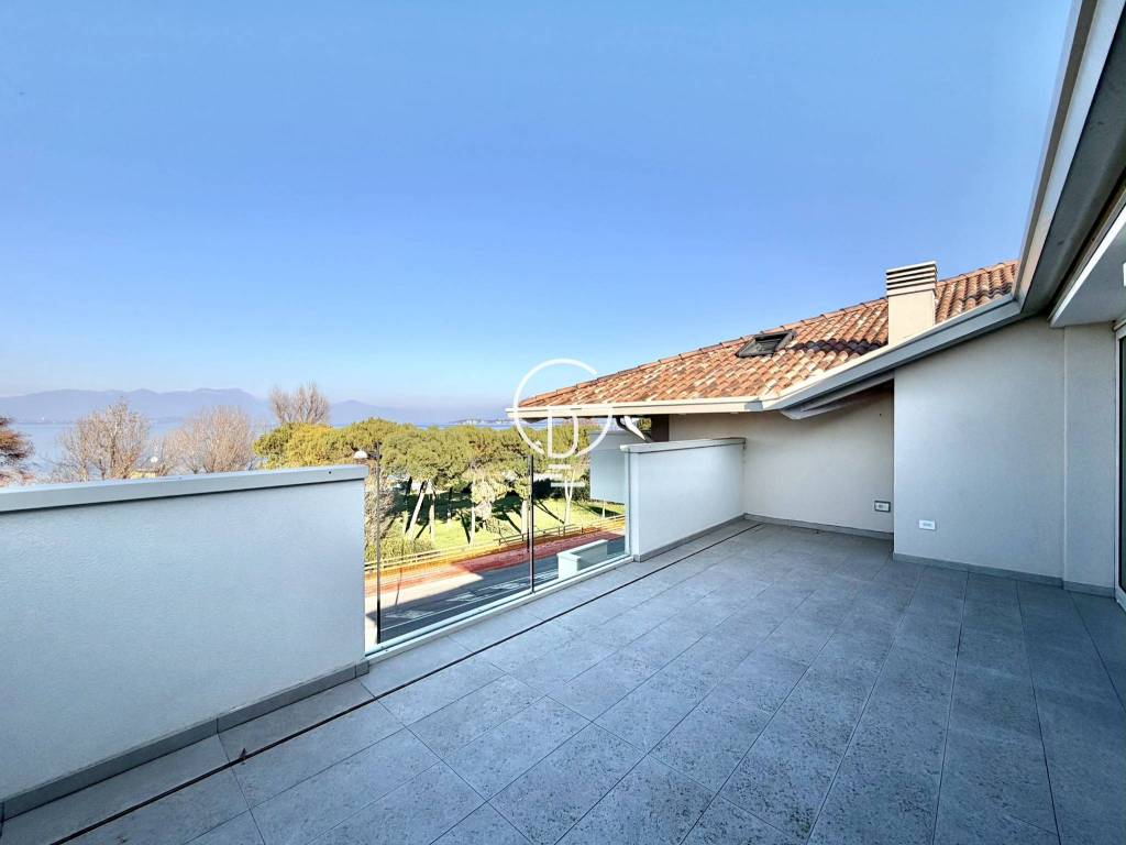 appartamento in vendita a Desenzano del Garda in zona Rivoltella