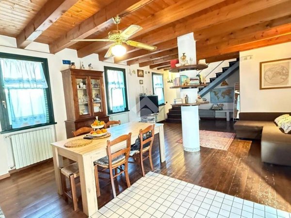 casa indipendente in vendita a Desenzano del Garda in zona Rivoltella