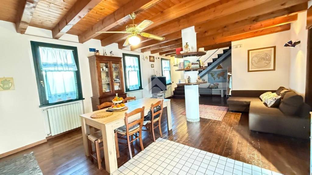 casa indipendente in vendita a Desenzano del Garda in zona Rivoltella