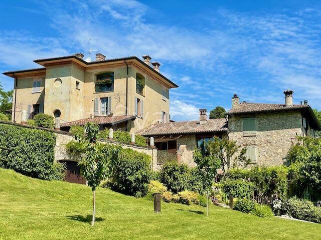 casa indipendente in vendita a Desenzano del Garda