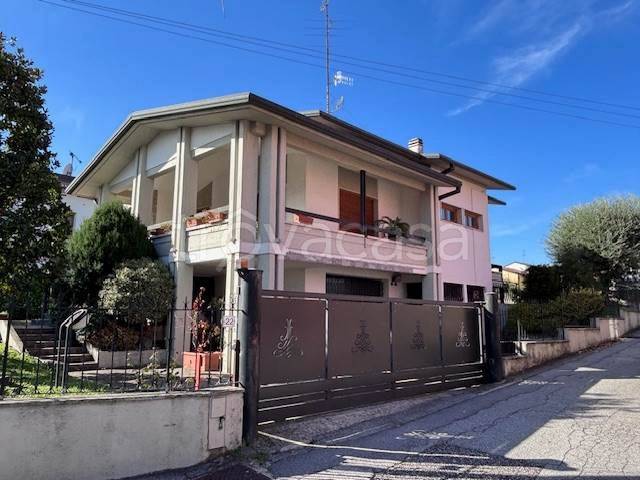casa indipendente in vendita a Desenzano del Garda in zona Rivoltella
