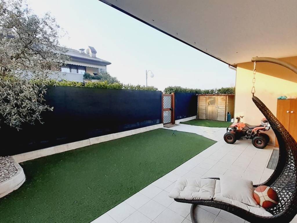 appartamento in vendita a Desenzano del Garda in zona Rivoltella