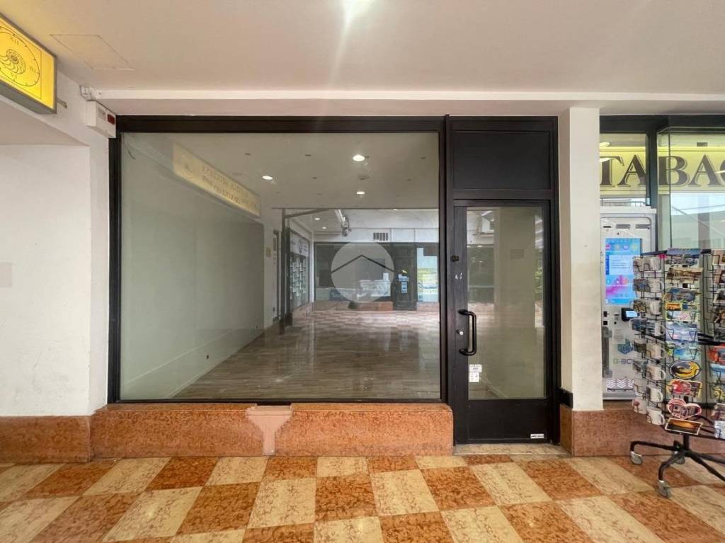 negozio in vendita a Desenzano del Garda in zona Campeggio sul Vò