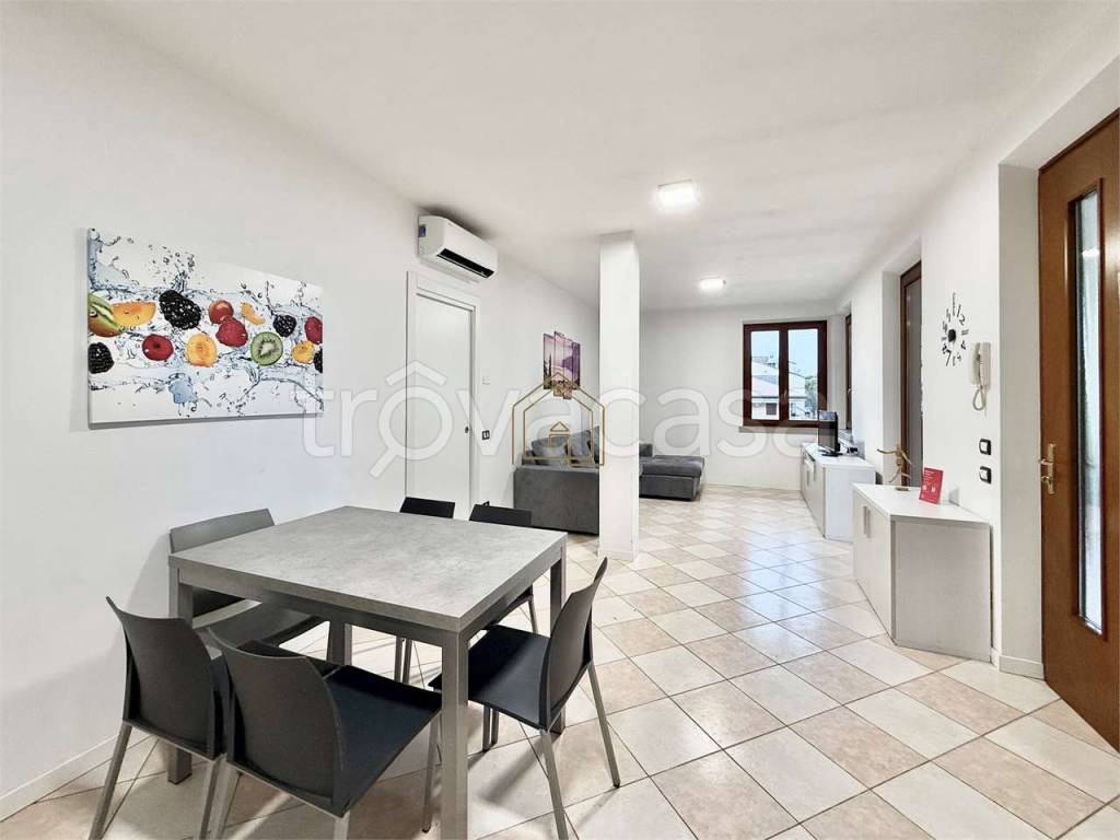 appartamento in vendita a Desenzano del Garda in zona Rivoltella