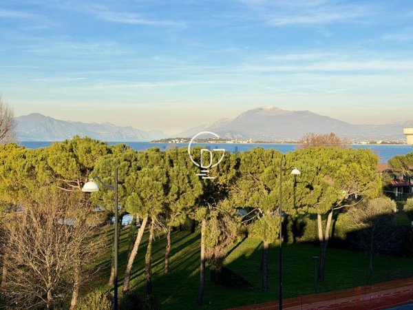appartamento in vendita a Desenzano del Garda in zona Rivoltella