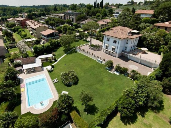 casa indipendente in vendita a Desenzano del Garda