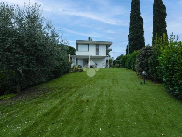 casa indipendente in vendita a Desenzano del Garda in zona Rivoltella
