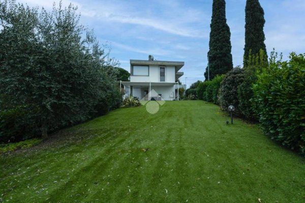 casa indipendente in vendita a Desenzano del Garda in zona Rivoltella