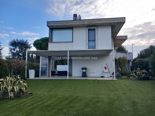 casa indipendente in vendita a Desenzano del Garda in zona Rivoltella