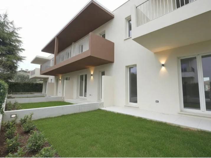casa indipendente in vendita a Desenzano del Garda in zona Rivoltella
