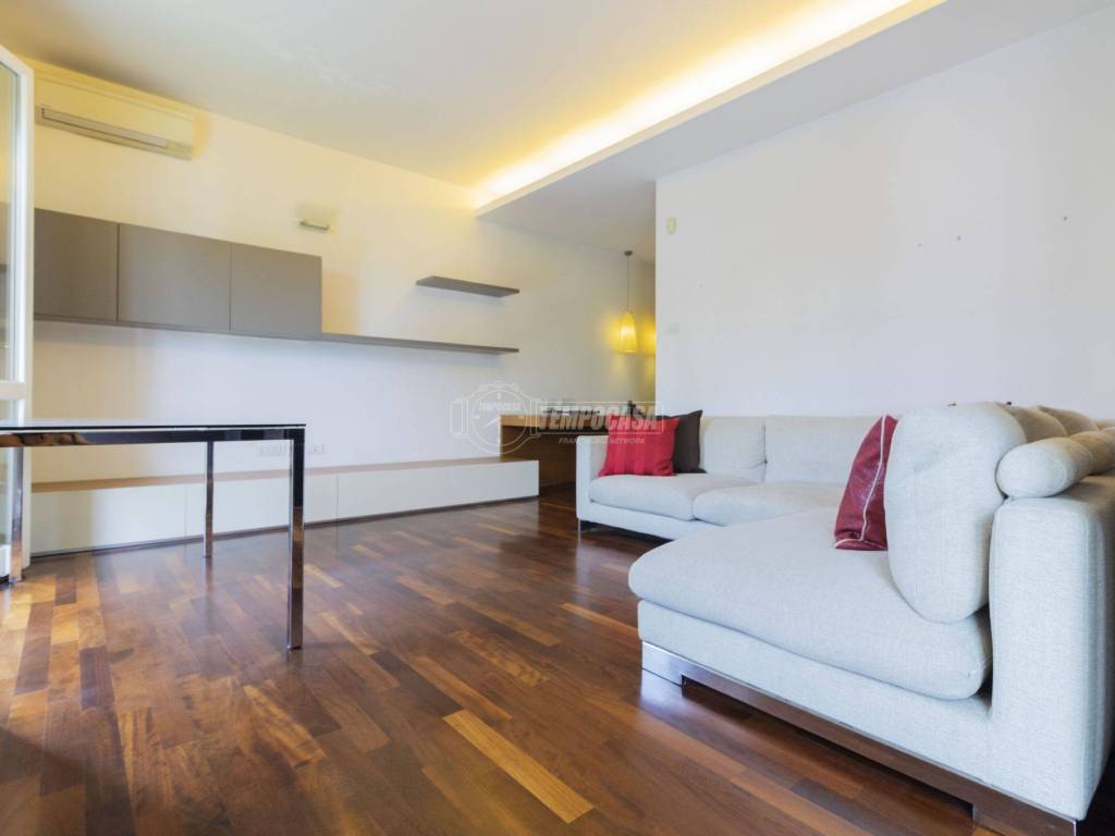 appartamento in vendita a Desenzano del Garda in zona Campeggio sul Vò
