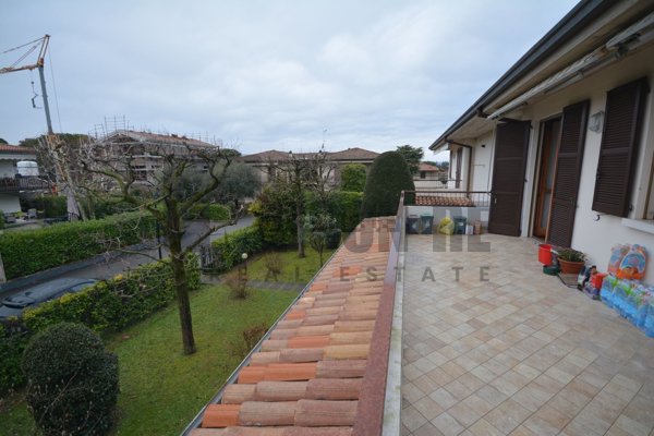 appartamento in vendita a Desenzano del Garda in zona Rivoltella