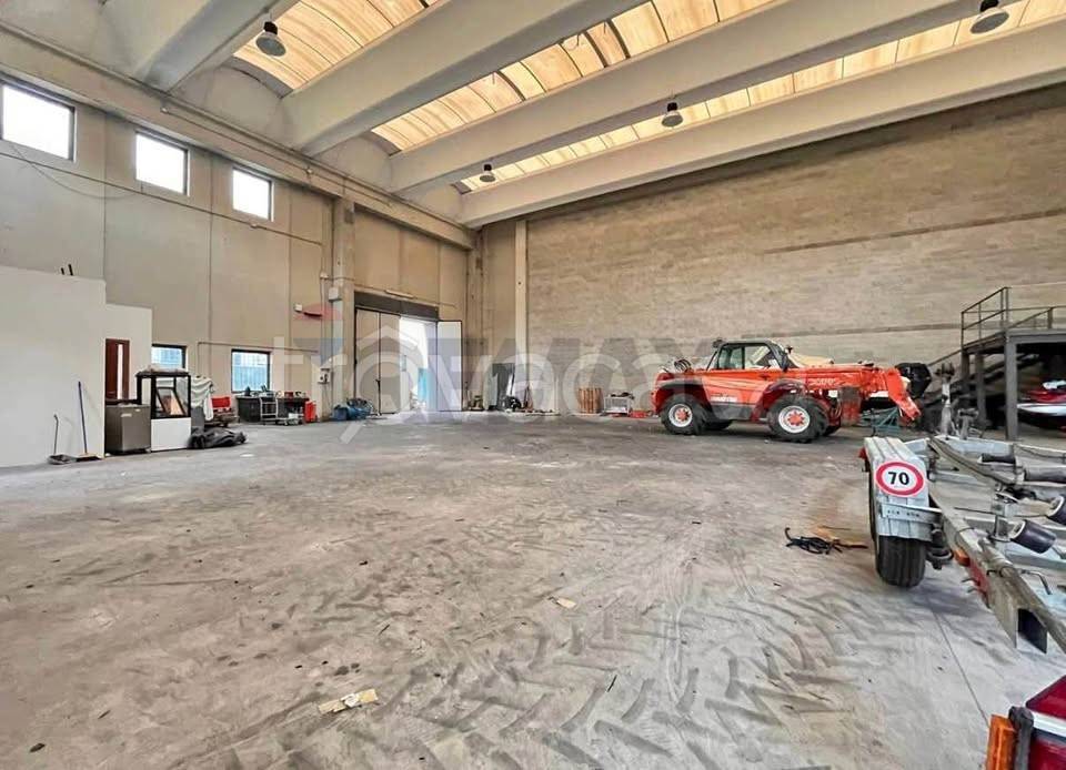 locale commerciale in vendita a Desenzano del Garda