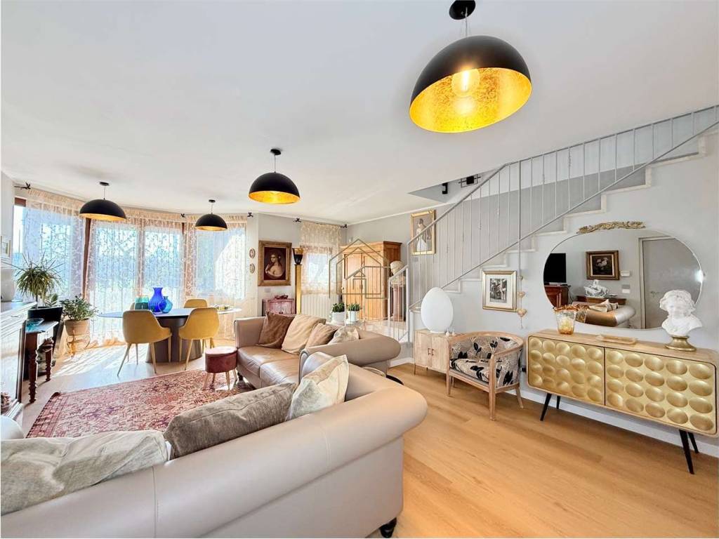 casa indipendente in vendita a Desenzano del Garda