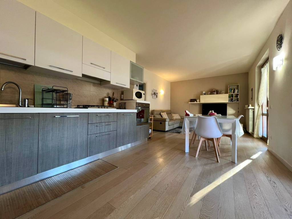 appartamento in vendita a Desenzano del Garda in zona Rivoltella