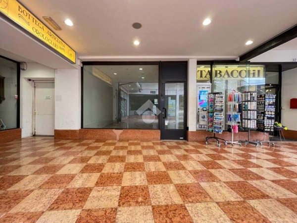 negozio in vendita a Desenzano del Garda