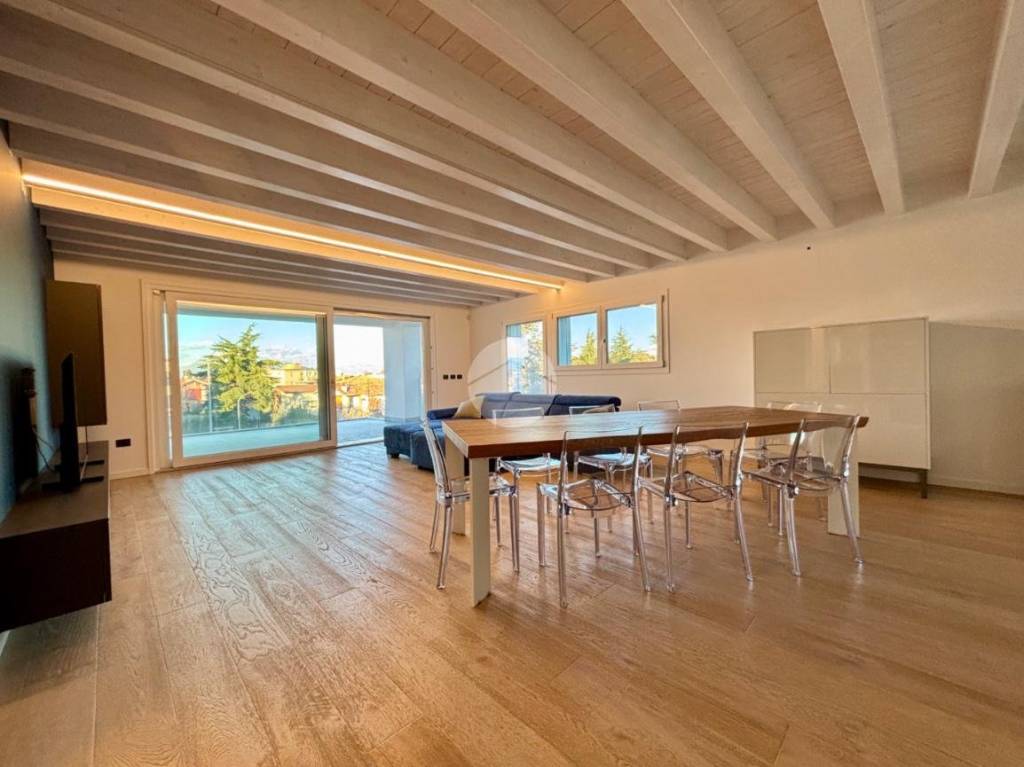 appartamento in vendita a Desenzano del Garda in zona Rivoltella