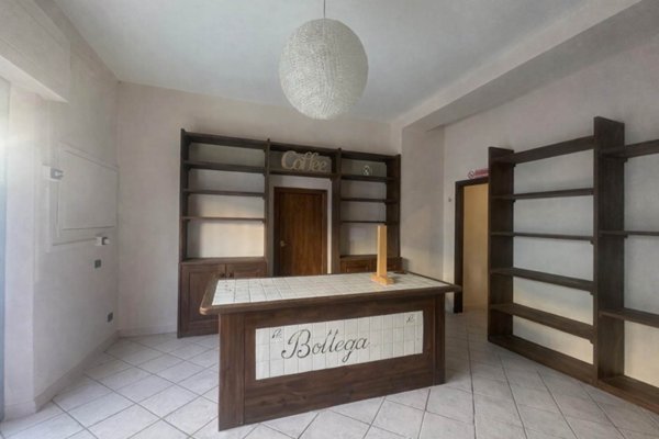 locale commerciale in vendita a Desenzano del Garda in zona San Pietro