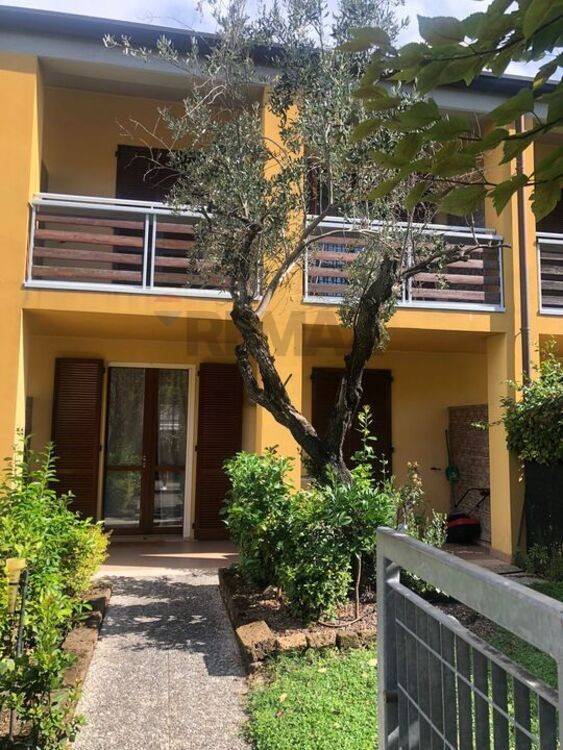 casa indipendente in vendita a Desenzano del Garda in zona Rivoltella