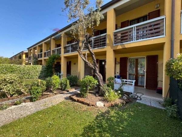 casa indipendente in vendita a Desenzano del Garda in zona Rivoltella