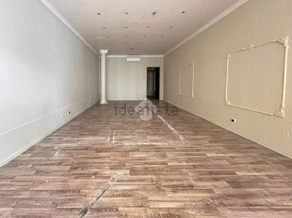 locale commerciale in vendita a Desenzano del Garda