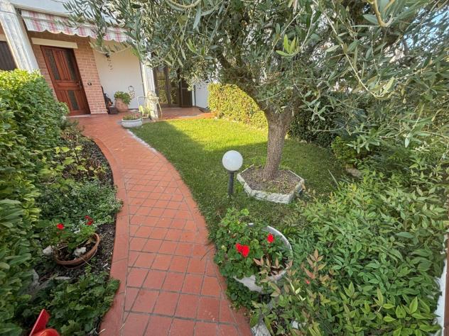 casa indipendente in vendita a Desenzano del Garda in zona Rivoltella