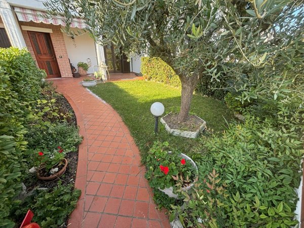 casa indipendente in vendita a Desenzano del Garda in zona Rivoltella