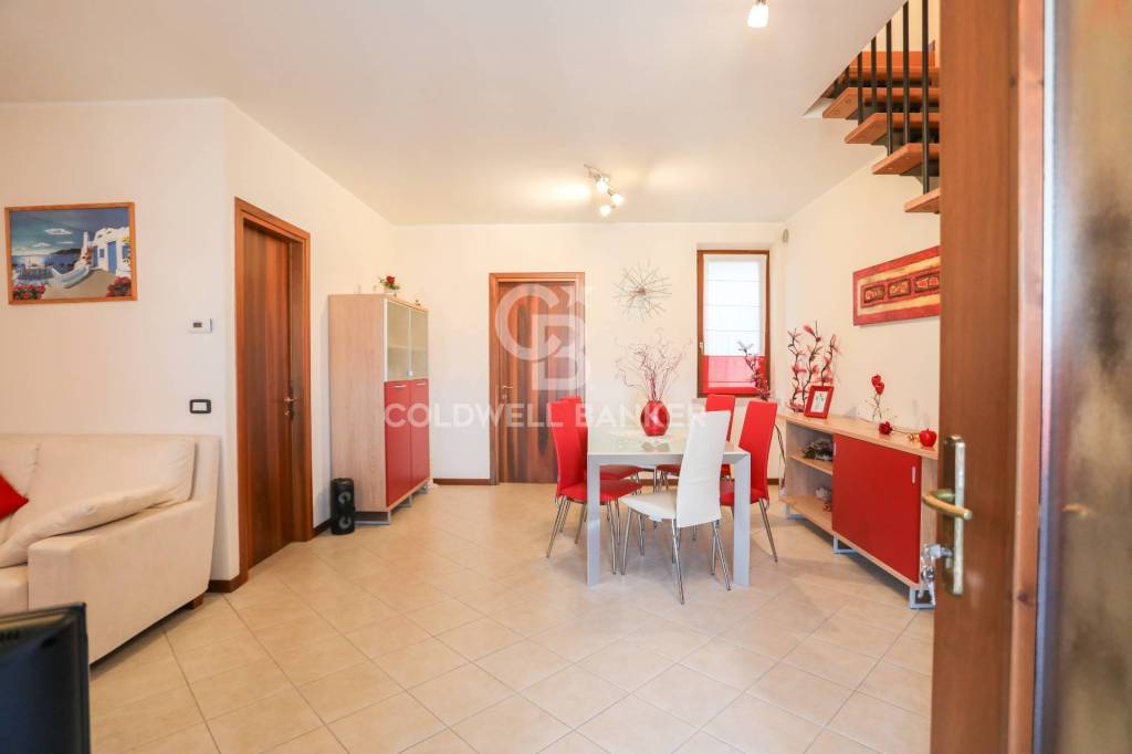 appartamento in vendita a Desenzano del Garda in zona Rivoltella