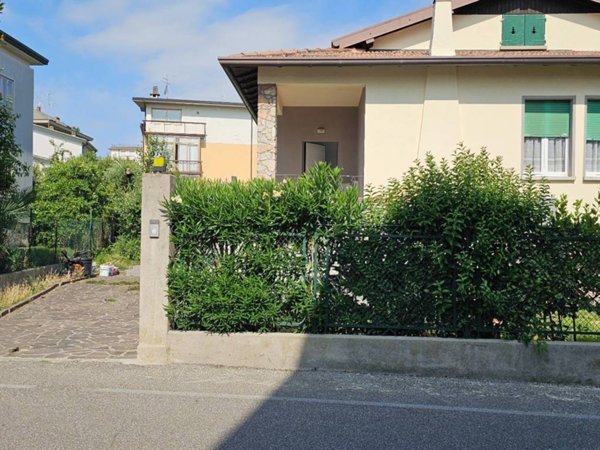 casa indipendente in vendita a Desenzano del Garda
