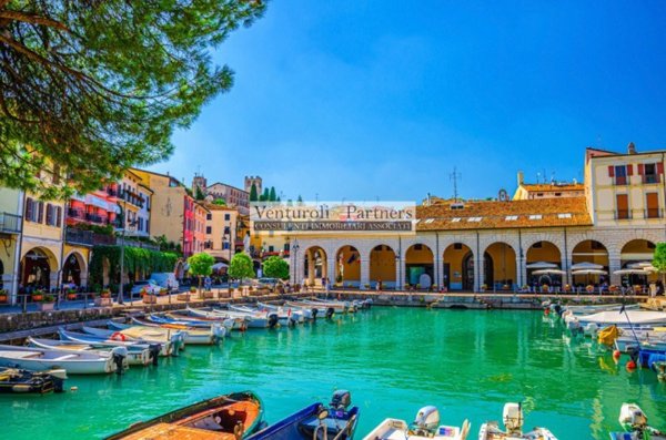 negozio in vendita a Desenzano del Garda in zona Campeggio sul Vò