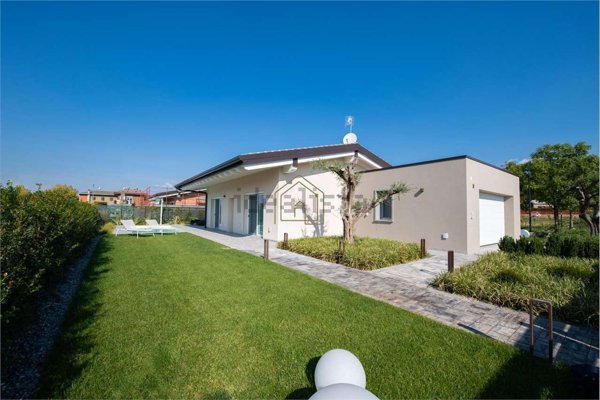 casa indipendente in vendita a Desenzano del Garda