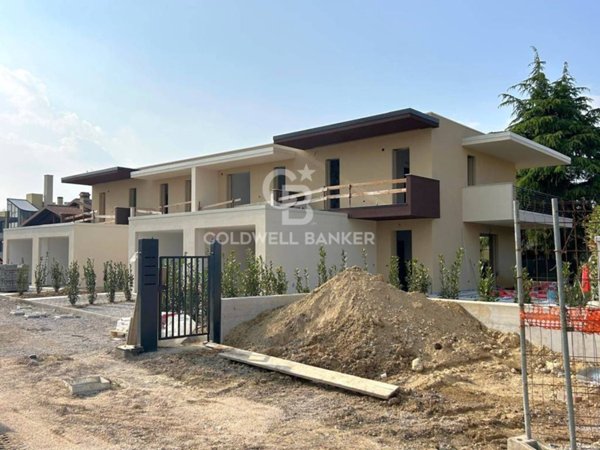 casa indipendente in vendita a Desenzano del Garda in zona Rivoltella