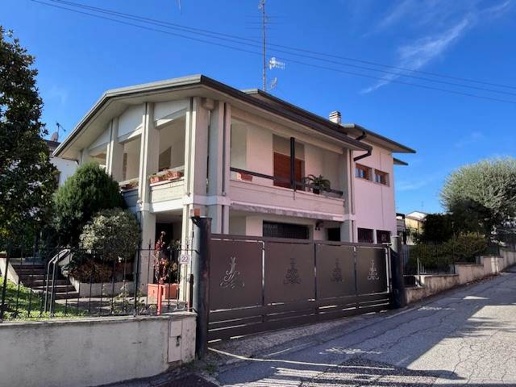 casa indipendente in vendita a Desenzano del Garda in zona Rivoltella