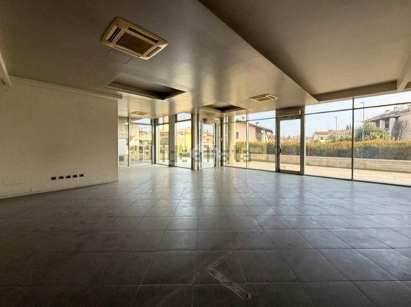 locale commerciale in vendita a Desenzano del Garda