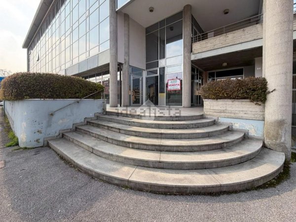 locale commerciale in vendita a Desenzano del Garda