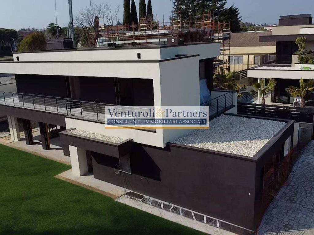 casa indipendente in vendita a Desenzano del Garda