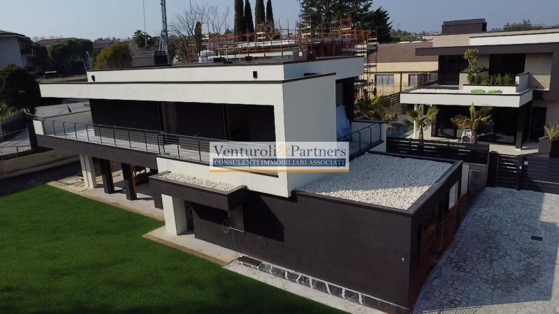 casa indipendente in vendita a Desenzano del Garda in zona Campeggio sul Vò