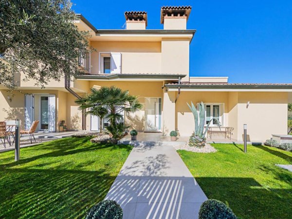 casa indipendente in vendita a Desenzano del Garda in zona Campeggio sul Vò