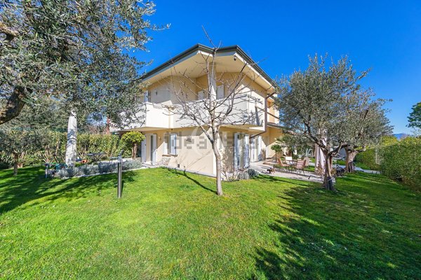 casa indipendente in vendita a Desenzano del Garda in zona Campeggio sul Vò