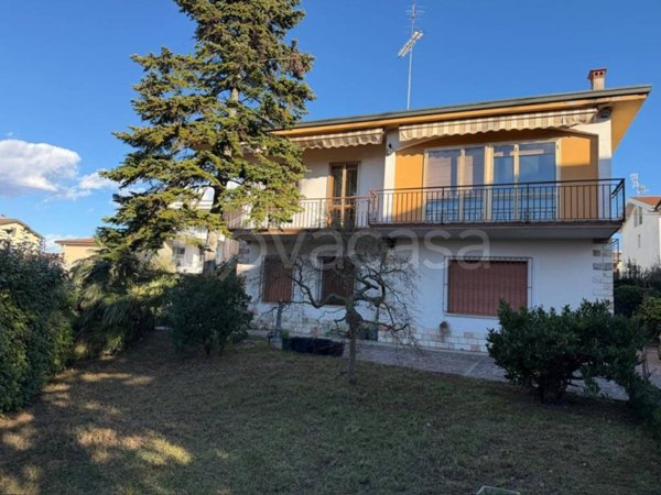 casa indipendente in vendita a Desenzano del Garda