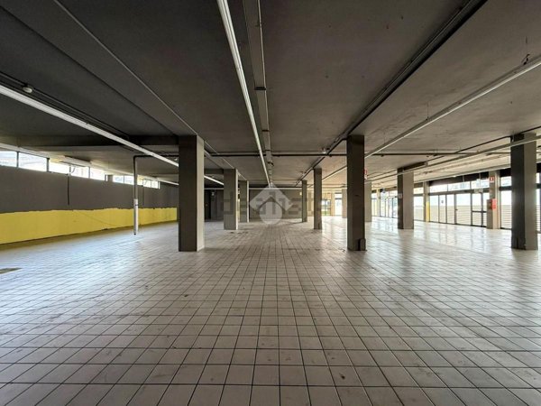 locale commerciale in vendita a Desenzano del Garda