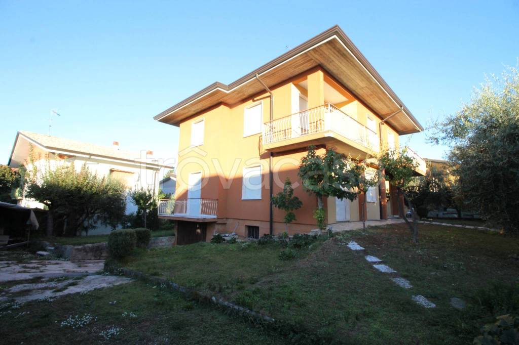 casa indipendente in vendita a Desenzano del Garda in zona Rivoltella