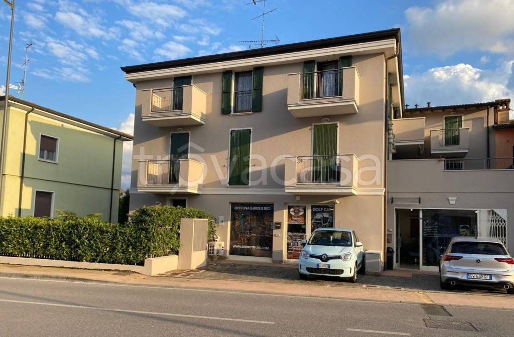 negozio in vendita a Desenzano del Garda in zona Rivoltella