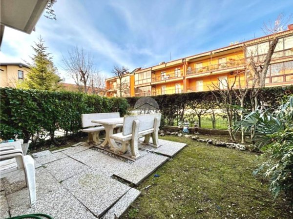 casa indipendente in vendita a Desenzano del Garda in zona Rivoltella