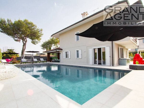 casa indipendente in vendita a Desenzano del Garda in zona Rivoltella