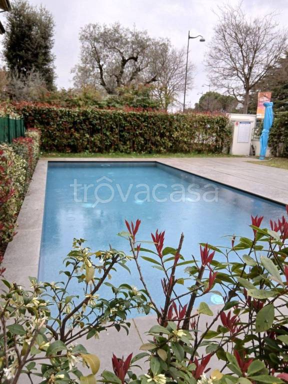 appartamento in vendita a Desenzano del Garda in zona Rivoltella
