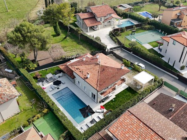 casa indipendente in vendita a Desenzano del Garda in zona Rivoltella