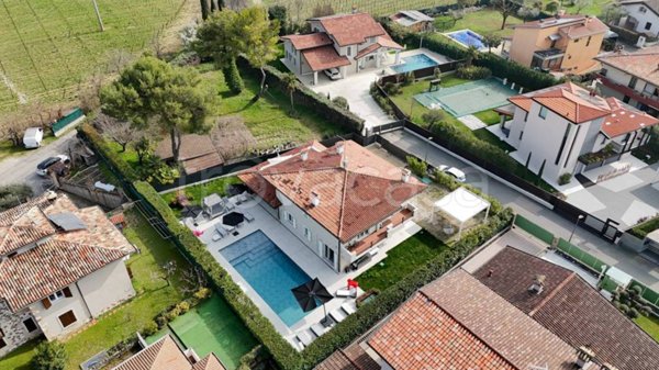 casa indipendente in vendita a Desenzano del Garda in zona Rivoltella
