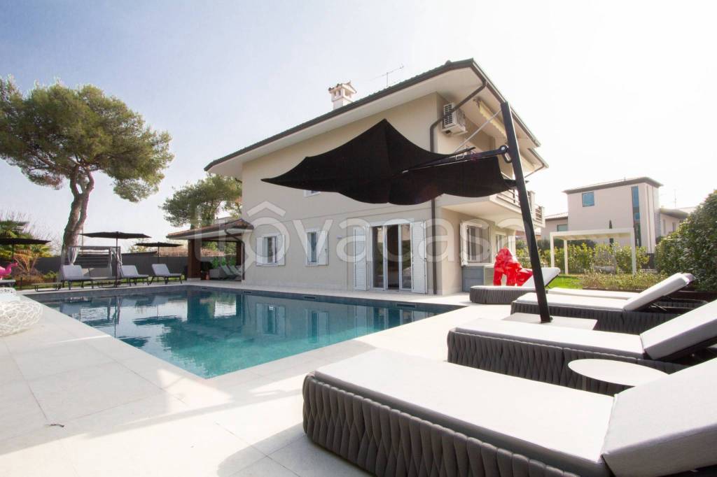 casa indipendente in vendita a Desenzano del Garda in zona Rivoltella